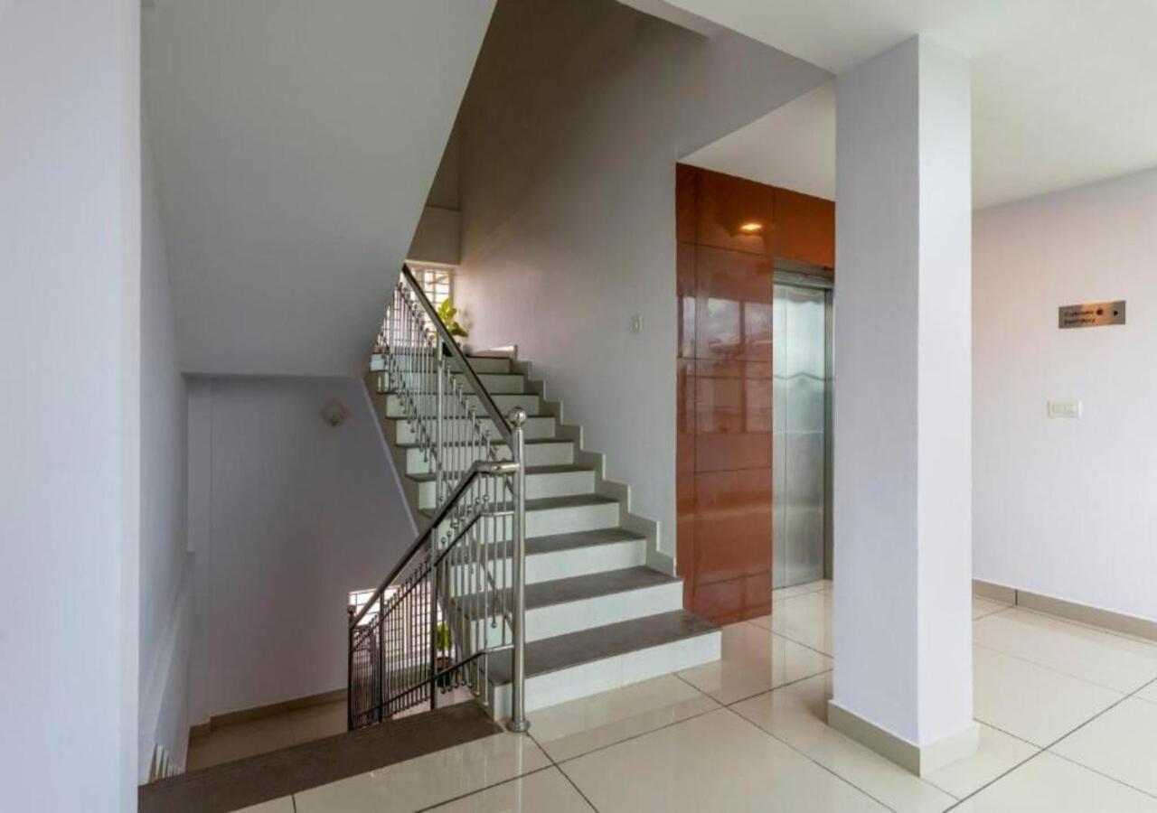 Airport Avenue Plaza Hotel เนดุมบัสเซรี ภายนอก รูปภาพ