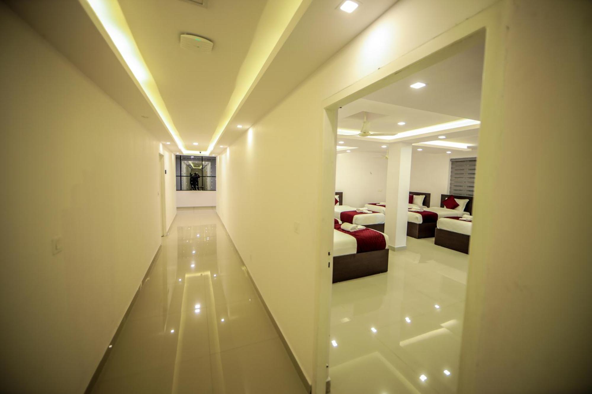 Airport Avenue Plaza Hotel เนดุมบัสเซรี ภายนอก รูปภาพ