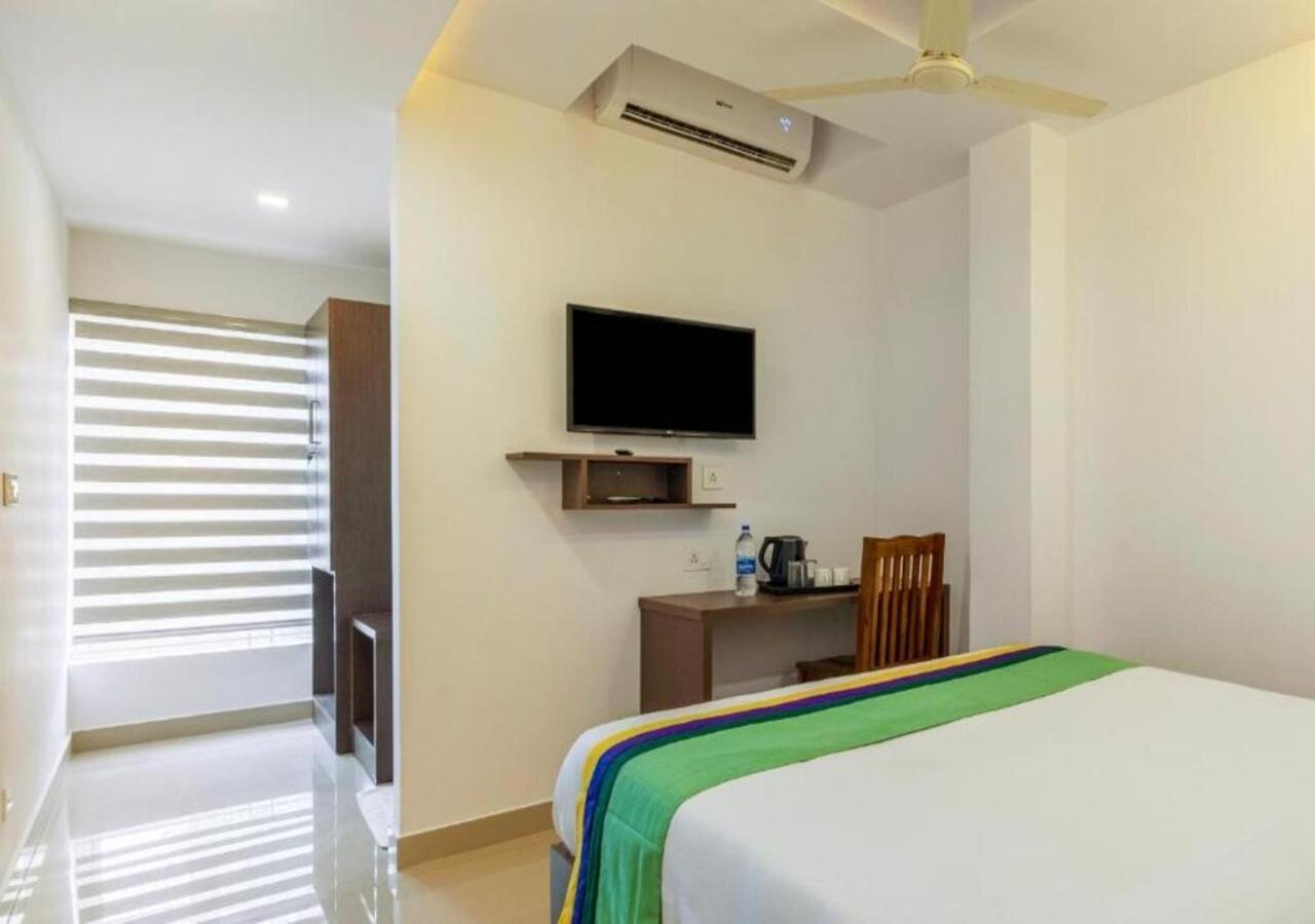 Airport Avenue Plaza Hotel เนดุมบัสเซรี ภายนอก รูปภาพ
