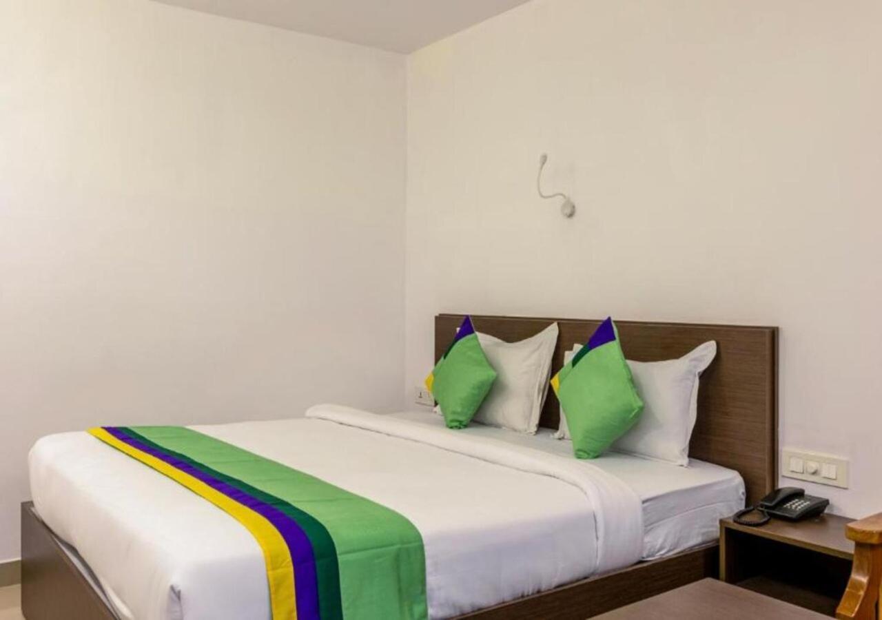 Airport Avenue Plaza Hotel เนดุมบัสเซรี ภายนอก รูปภาพ